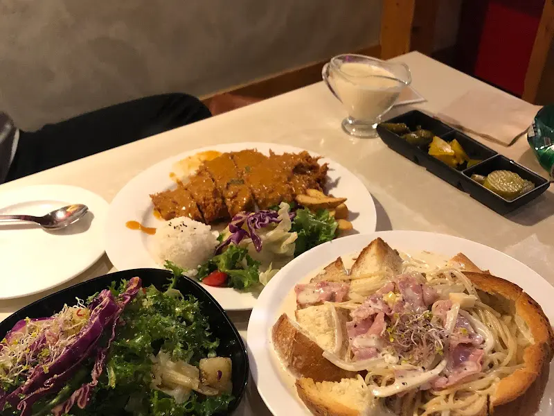 빠네, 돈까스, 샐러드