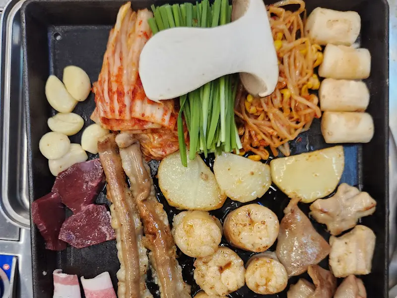 불판 위의 곱창 모듬