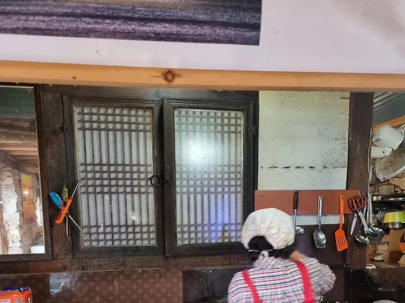 주막에서 음식을 만드는 할머니