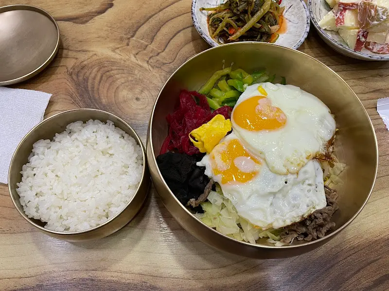 비빔밥과 함께 나오는 따뜻한 미역국