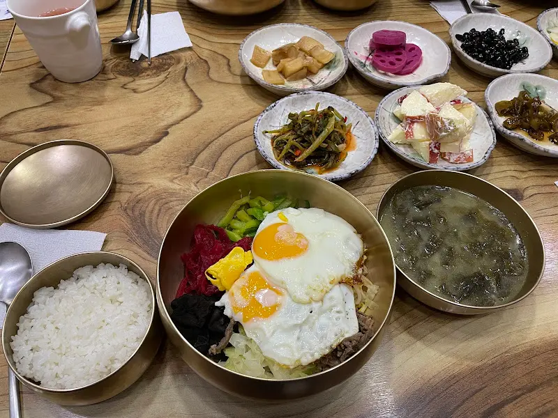 다채로운 색감의 곁들임 찬