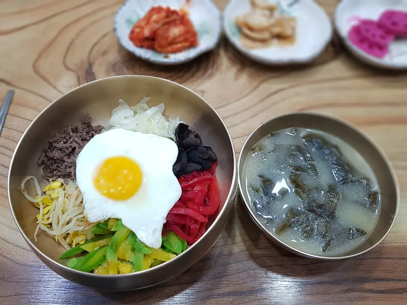 비빔밥과 미역국의 조화