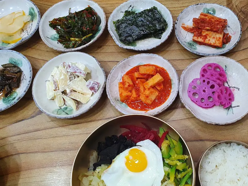 비빔밥과 밑반찬 전체샷