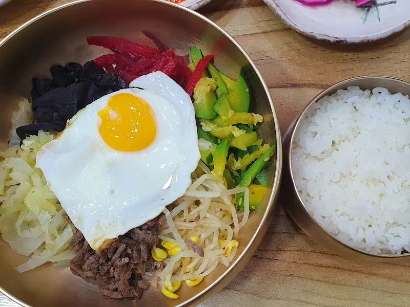 계란이 올려진 비빔밥