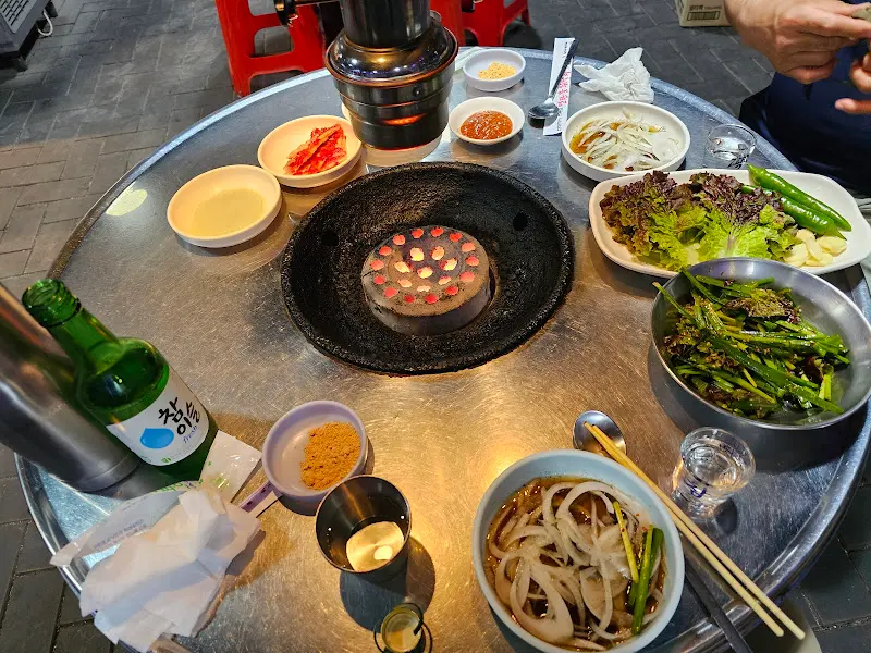 테이블 가득 차려진 밑반찬과 불고기