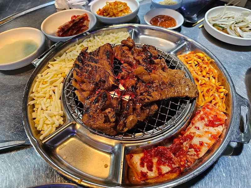 불판 위에서 익어가는 불고기