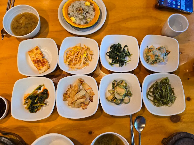 단호박 밥과 다양한 반찬이 차려진 모습