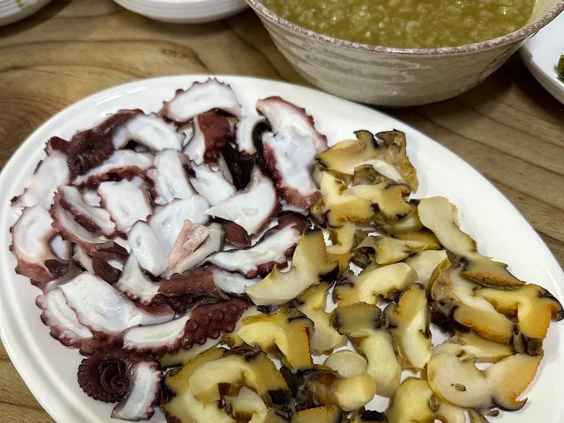 문어 숙회와 소라 숙회의 조화