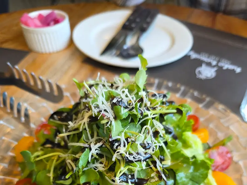 신선한 하우스 샐러드