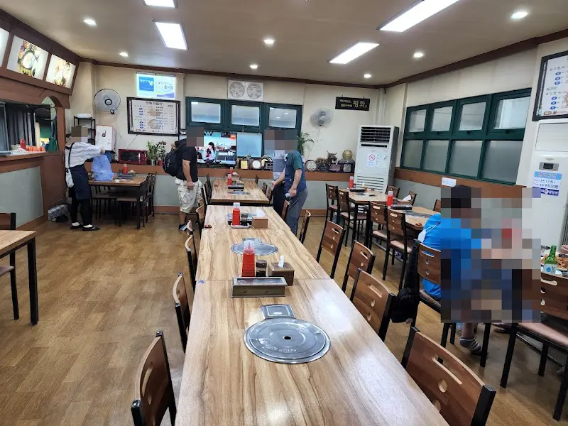 청해복물텀벙 내부 테이블