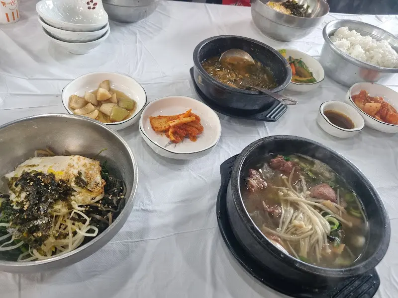 산채비빔밥과 된장찌개 한 상 차림