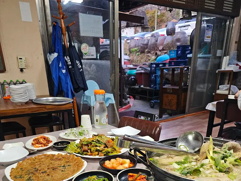 해물파전, 두부김치, 닭백숙 등 푸짐한 한 상 차림