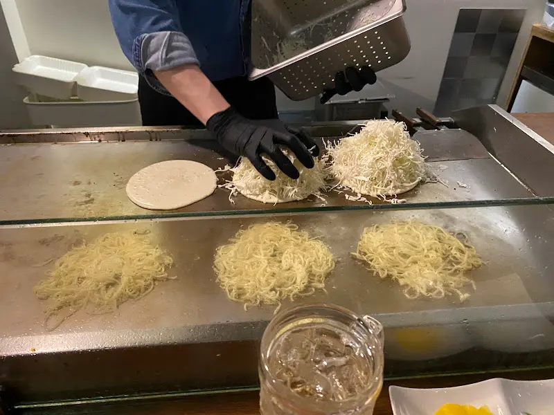 철판 위에서 요리하는 모습