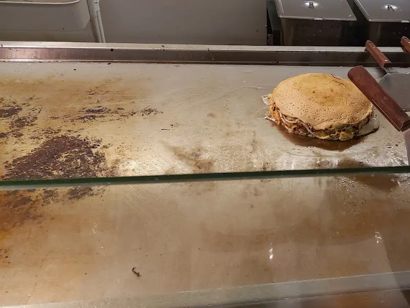 철판 위에서 익어가는 오코노미야끼