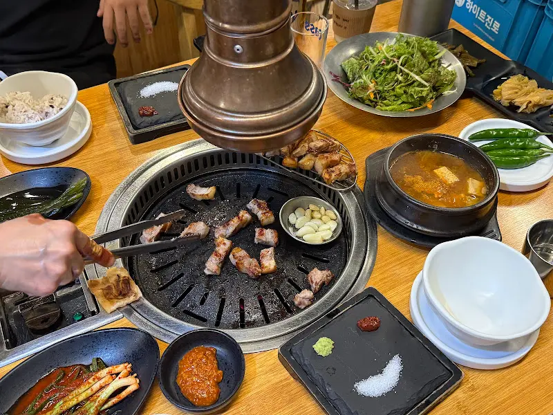 푸짐하게 차려진 삼겹살 한 상