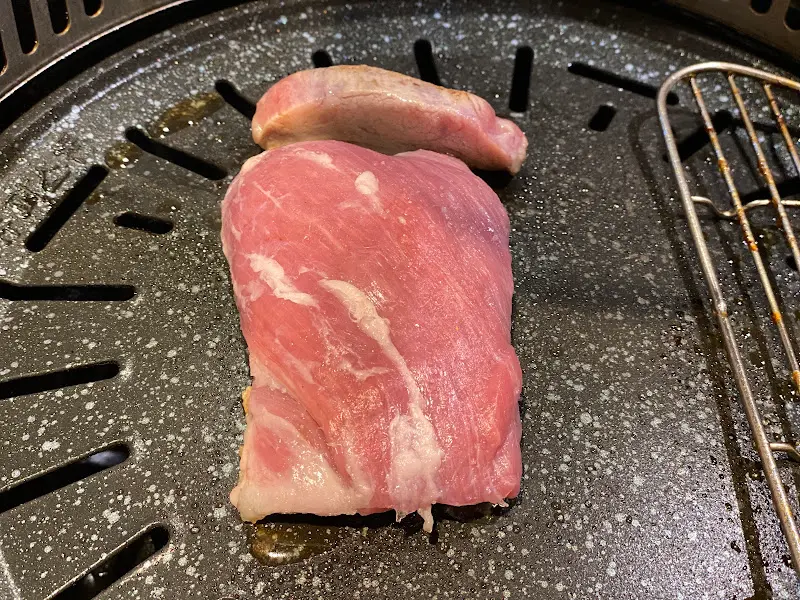 불판 위에서 익어가는 두툼한 고기