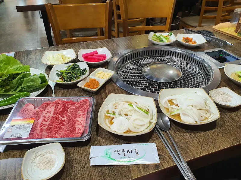 푸짐한 밑반찬과 신선한 한우