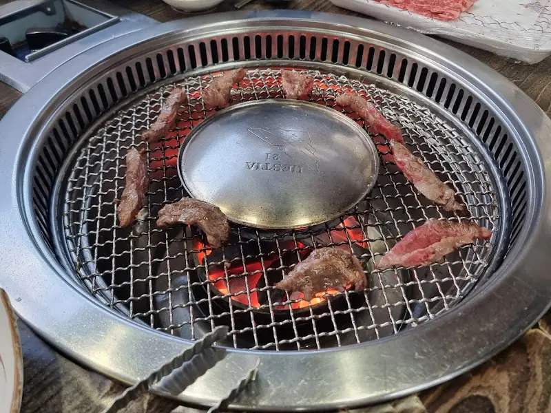 숯불 위에서 익어가는 한우 갈비살