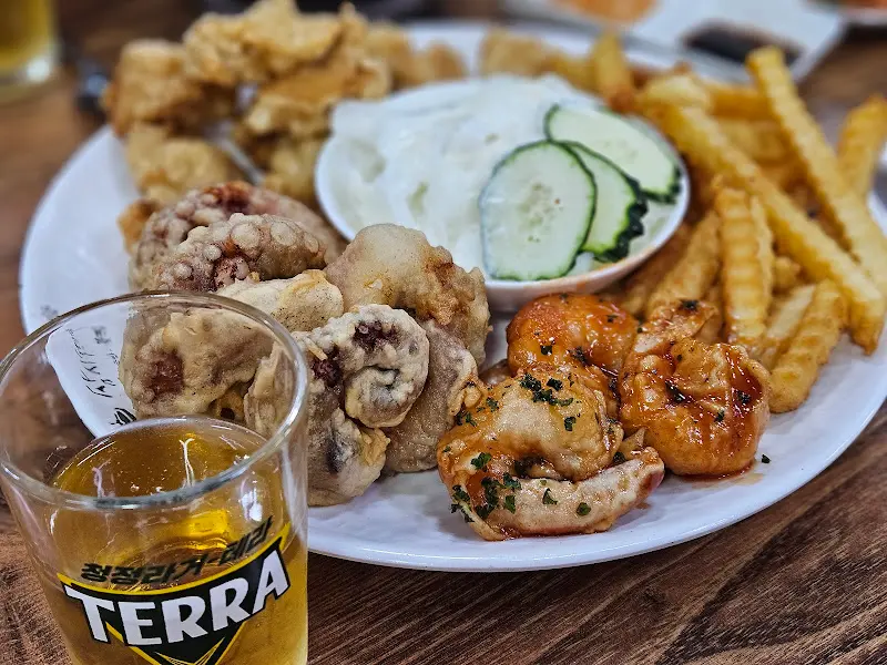 치킨, 문어, 새우, 감자튀김 세트