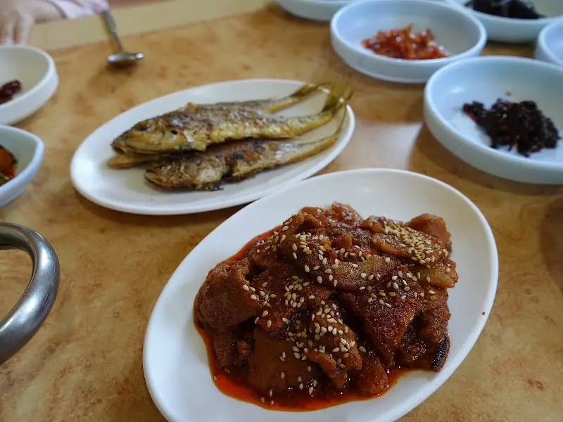 다양한 밑반찬들