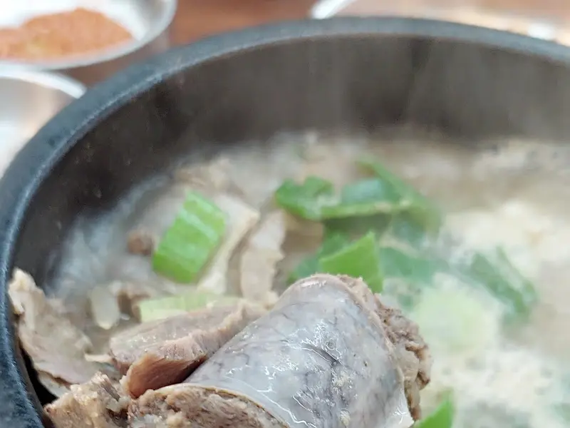 뚝배기 속 순대의 모습