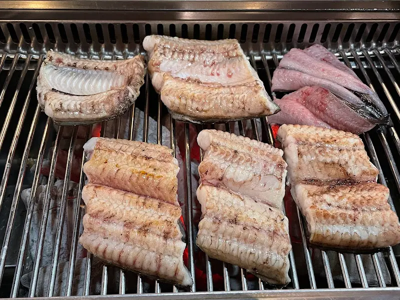 숯불 위에서 익어가는 갯벌장어