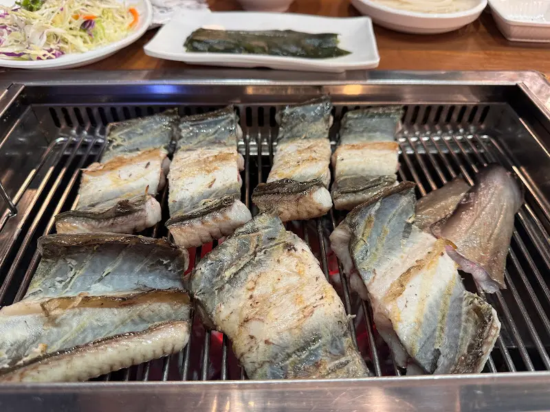 숯불 위에서 익어가는 장어