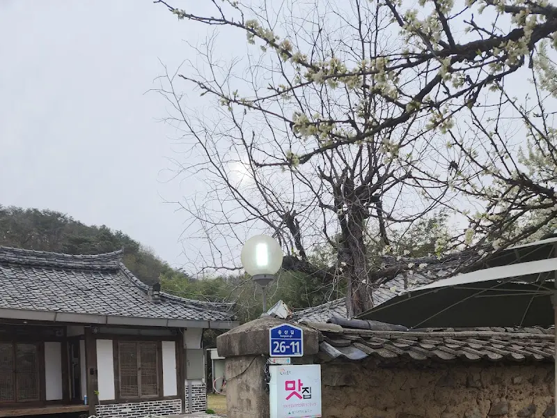 시골집을 개조한 식당 외관