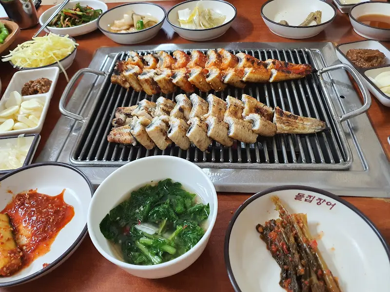 다양한 밑반찬과 장어구이 한 상 차림