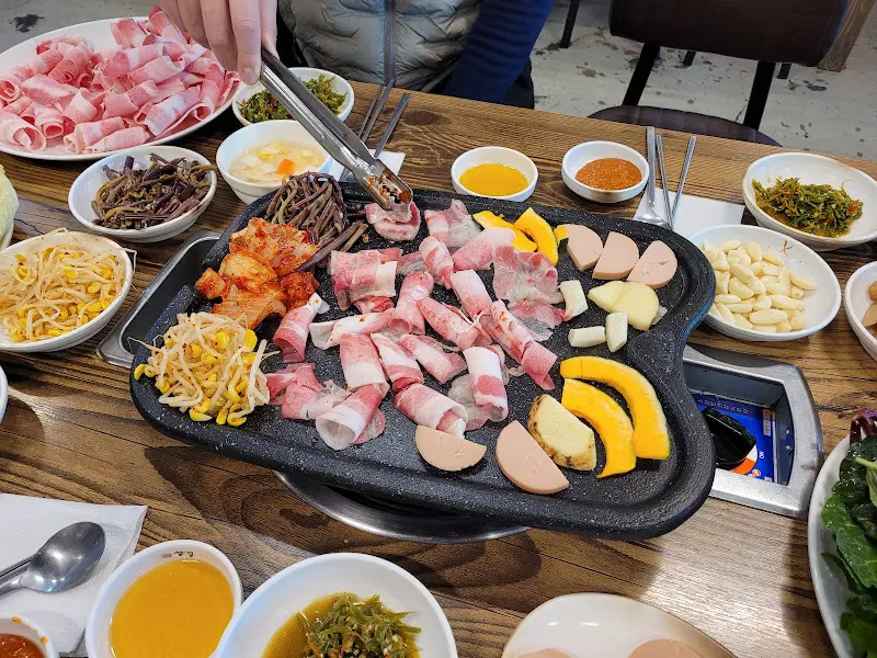 구워지는 삼겹살과 야채