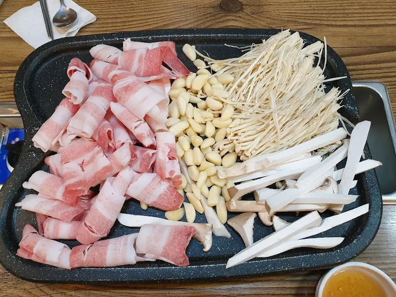 불판 위의 삼겹살과 야채