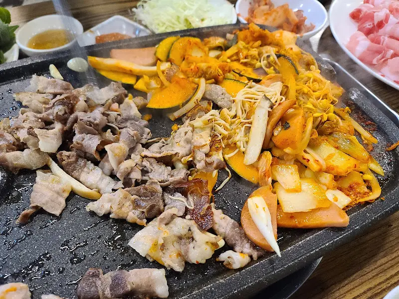 구워진 삼겹살과 야채