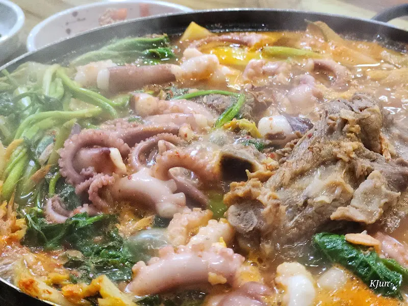 낙지갈비전골의 풍성한 비주얼