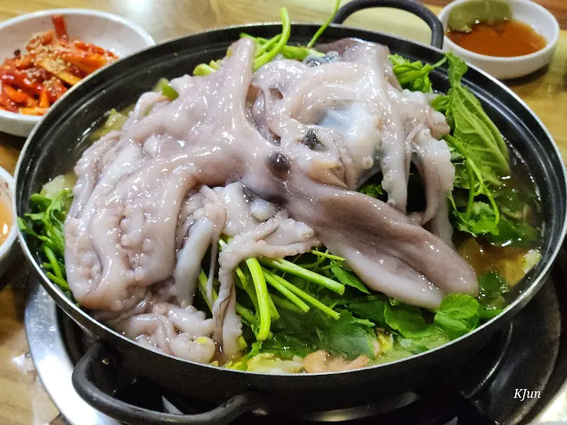 싱싱한 낙지가 가득한 전골