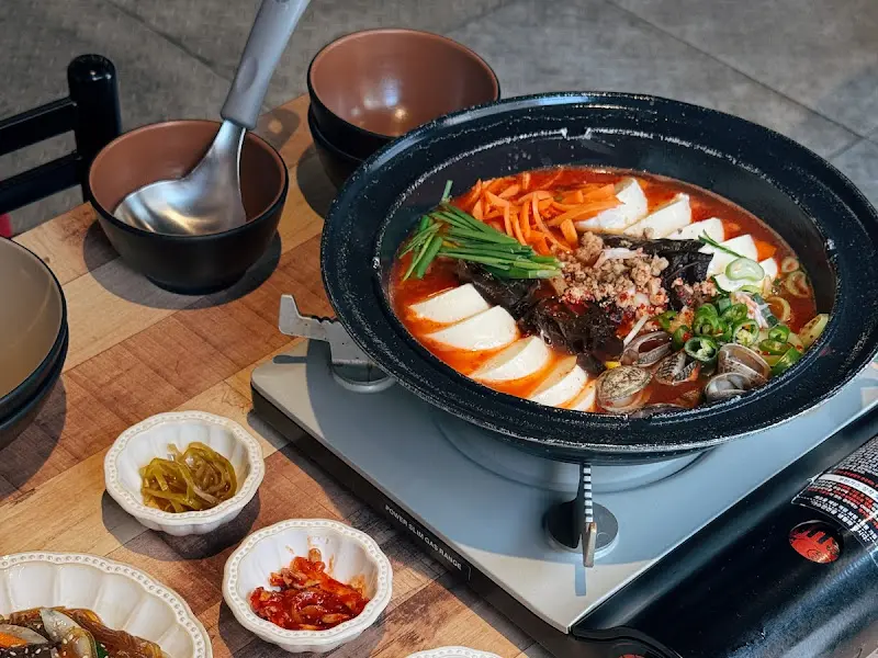 얼큰 순두부전골이 테이블 위에 놓여 있는 모습