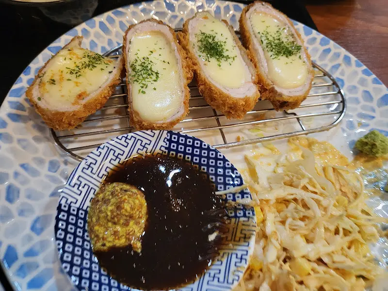 돈까스백작 치즈 돈까스 단면