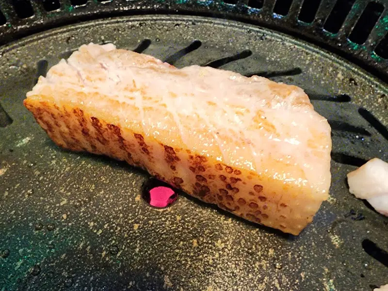 불판 위에서 맛있게 익어가는 삼겹살