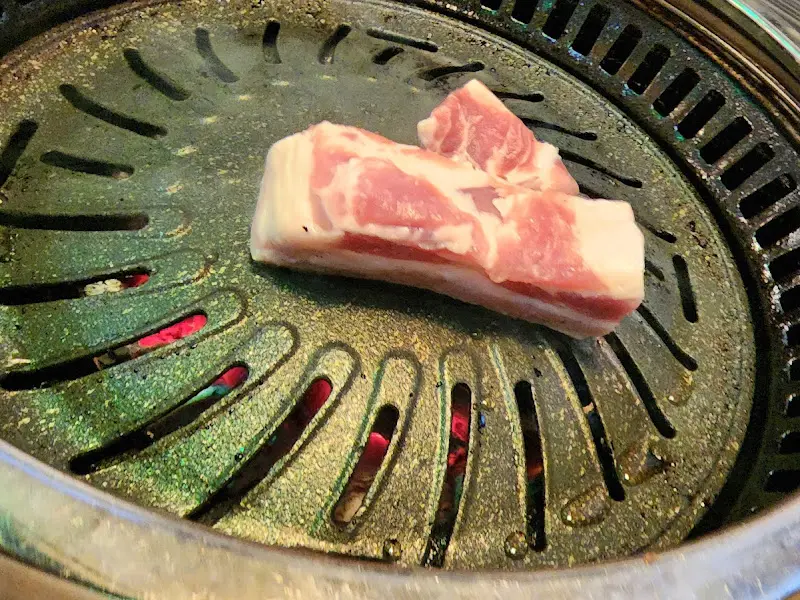 불판에 올려진 삼겹살