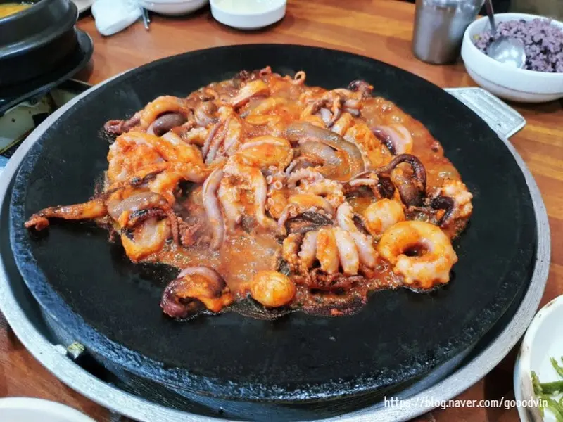 철판 위에 가득 담긴 쭈꾸미 볶음