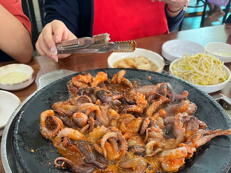 쭈꾸미를 집게로 들어 올리는 모습