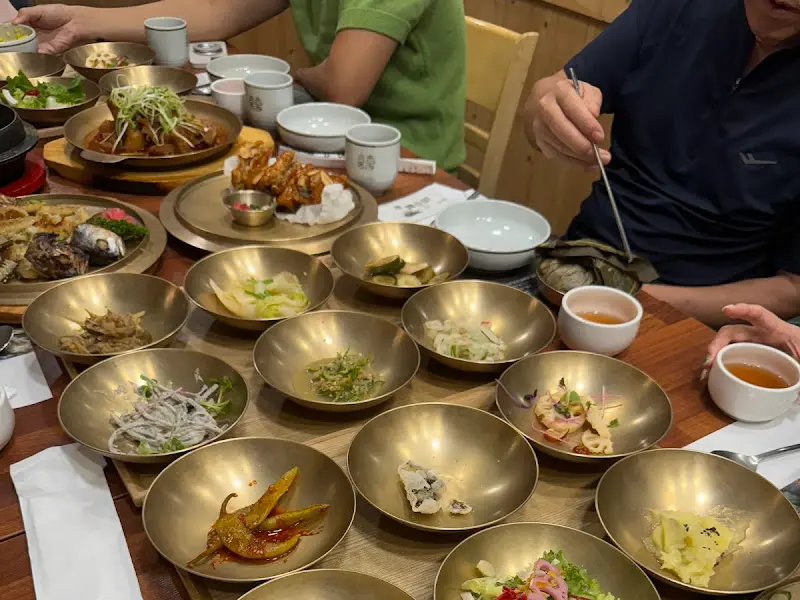 놋그릇에 정갈하게 담긴 반찬들