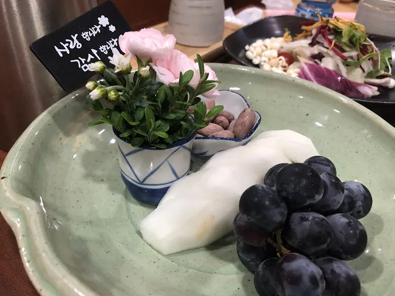 정갈하게 담긴 음식