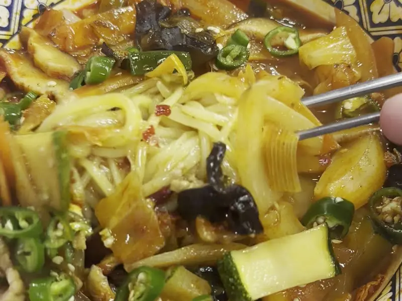 젓가락으로 면을 들어올리는 모습