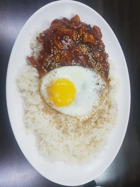 윤기 자르르 흐르는 닭갈비볶음밥
