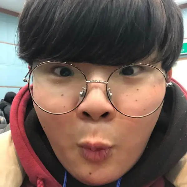 안경 쓴 남성의 셀카