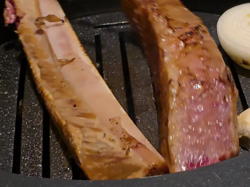 숯불 위에서 익어가는 우대갈비