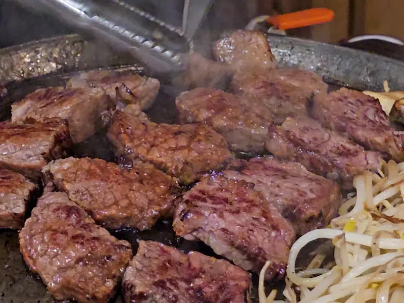 불판 위에서 익어가는 잘게 잘린 소고기