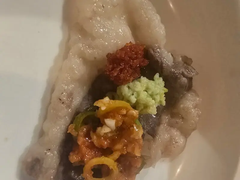 다양한 소스가 곁들여진 소고기