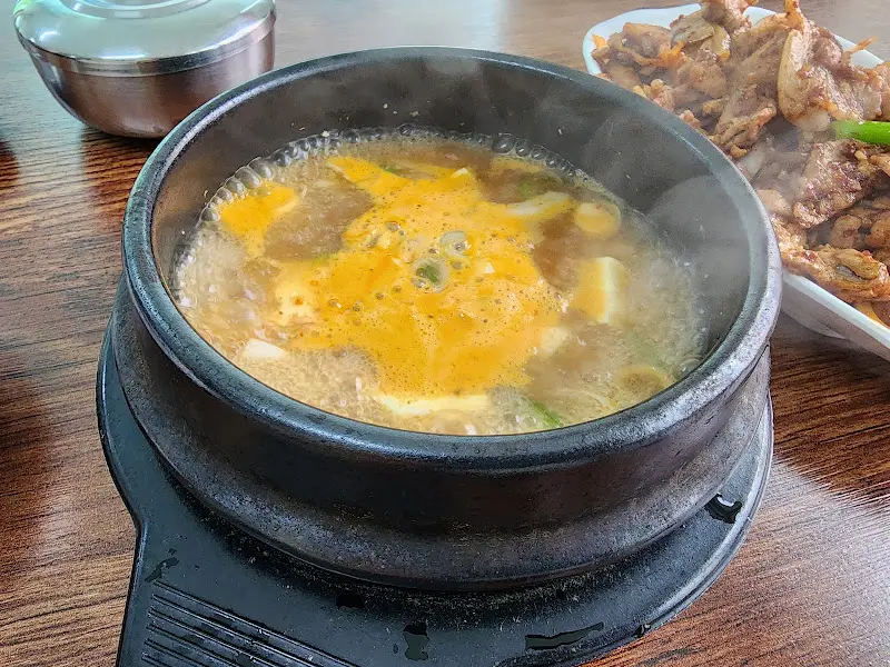 뜨끈한 뚝배기에 담긴 된장찌개