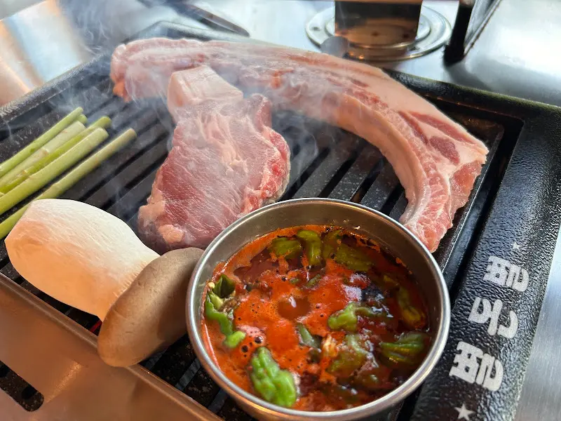 불판 위의 뼈 삼겹살